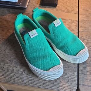 Cariuma Slip-On Sneakers - Green